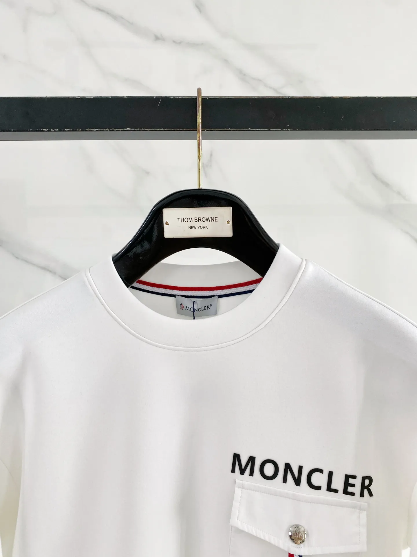 27 Moncler 2026 New Arrival ， ， Quality ， ， ， ， 、 ， 。 ：White、Black Sizes：S-XL